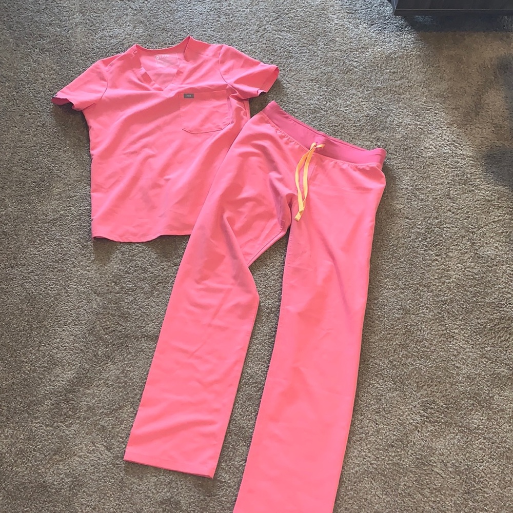 Figs pink scrub set